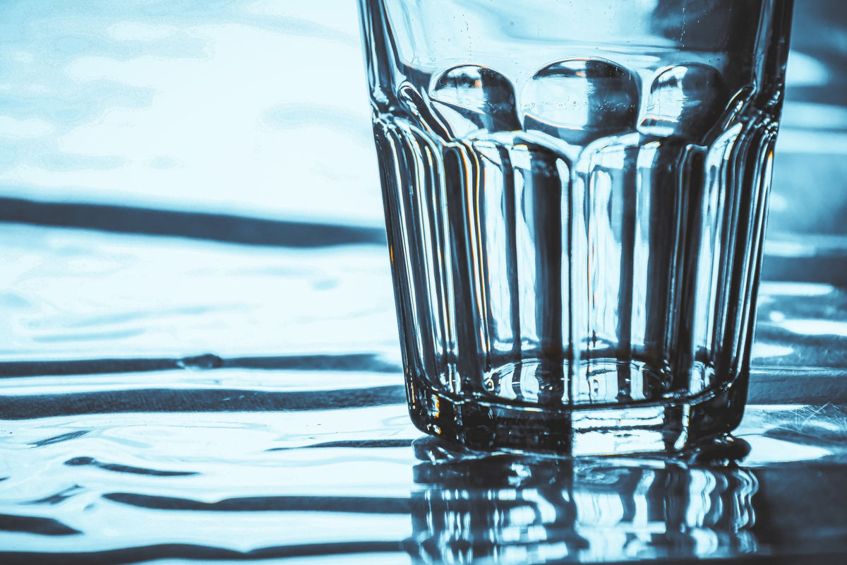Orangenscheiben in einem Glas Wasser